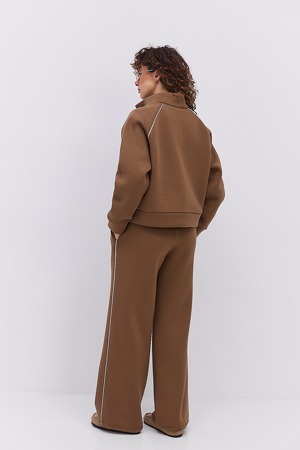 Жіночий спортивний костюм зимовий коричневий з вишивкою That girl