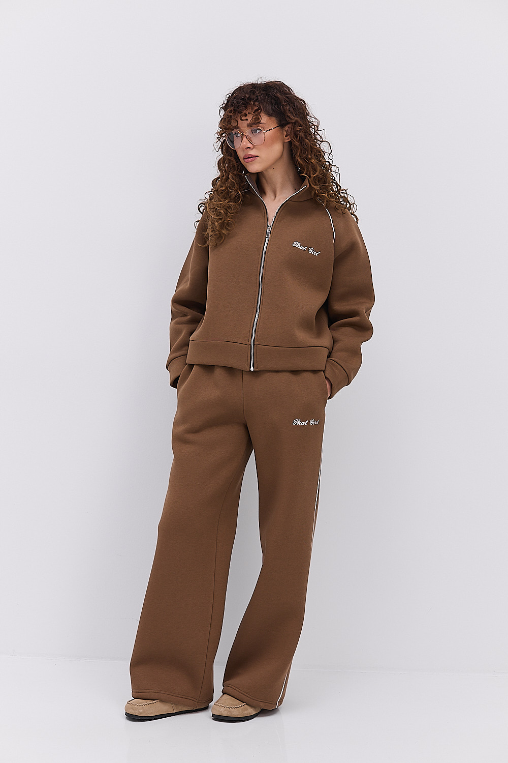 Жіночий спортивний костюм зимовий коричневий з вишивкою That girl