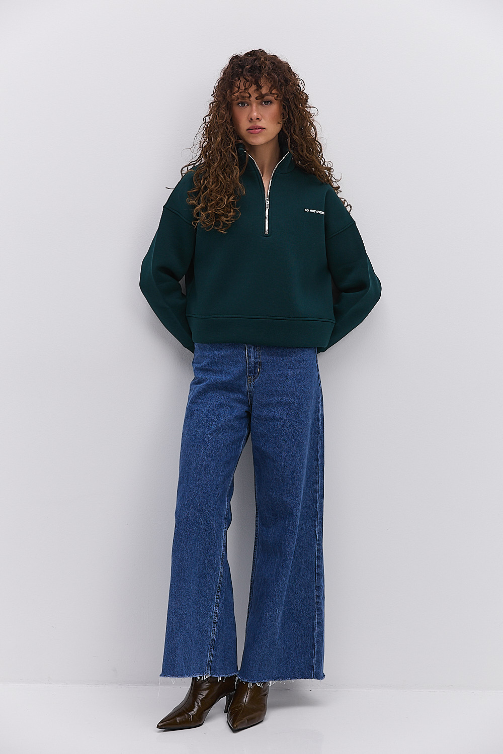 Жіночий утеплений з світшот з коміром на блискавці темно-зелений з принтом Do not overthink