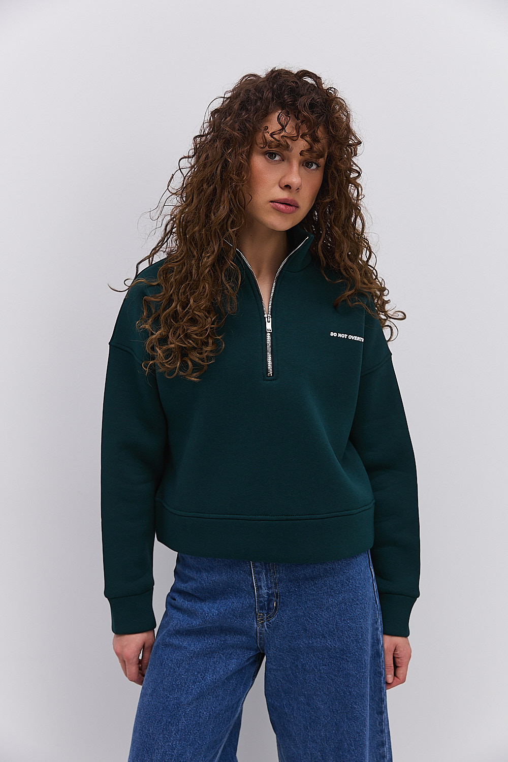Жіночий утеплений з світшот з коміром на блискавці темно-зелений з принтом Do not overthink