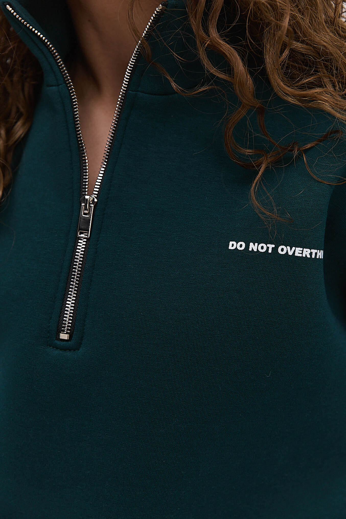 Жіночий утеплений з світшот з коміром на блискавці темно-зелений з принтом Do not overthink