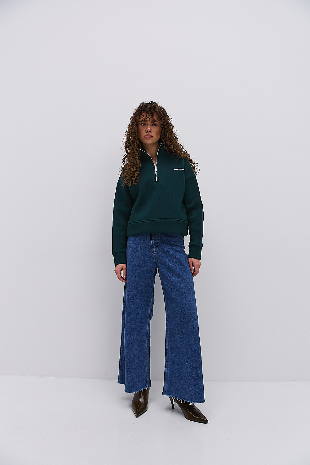 Жіночий утеплений з світшот з коміром на блискавці темно-зелений з принтом Do not overthink