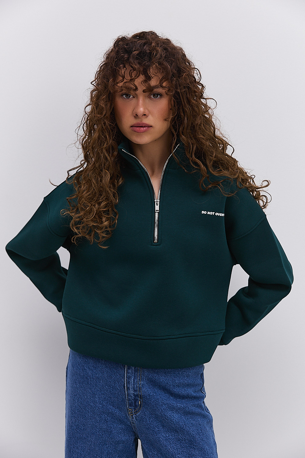 Жіночий утеплений з світшот з коміром на блискавці темно-зелений з принтом Do not overthink