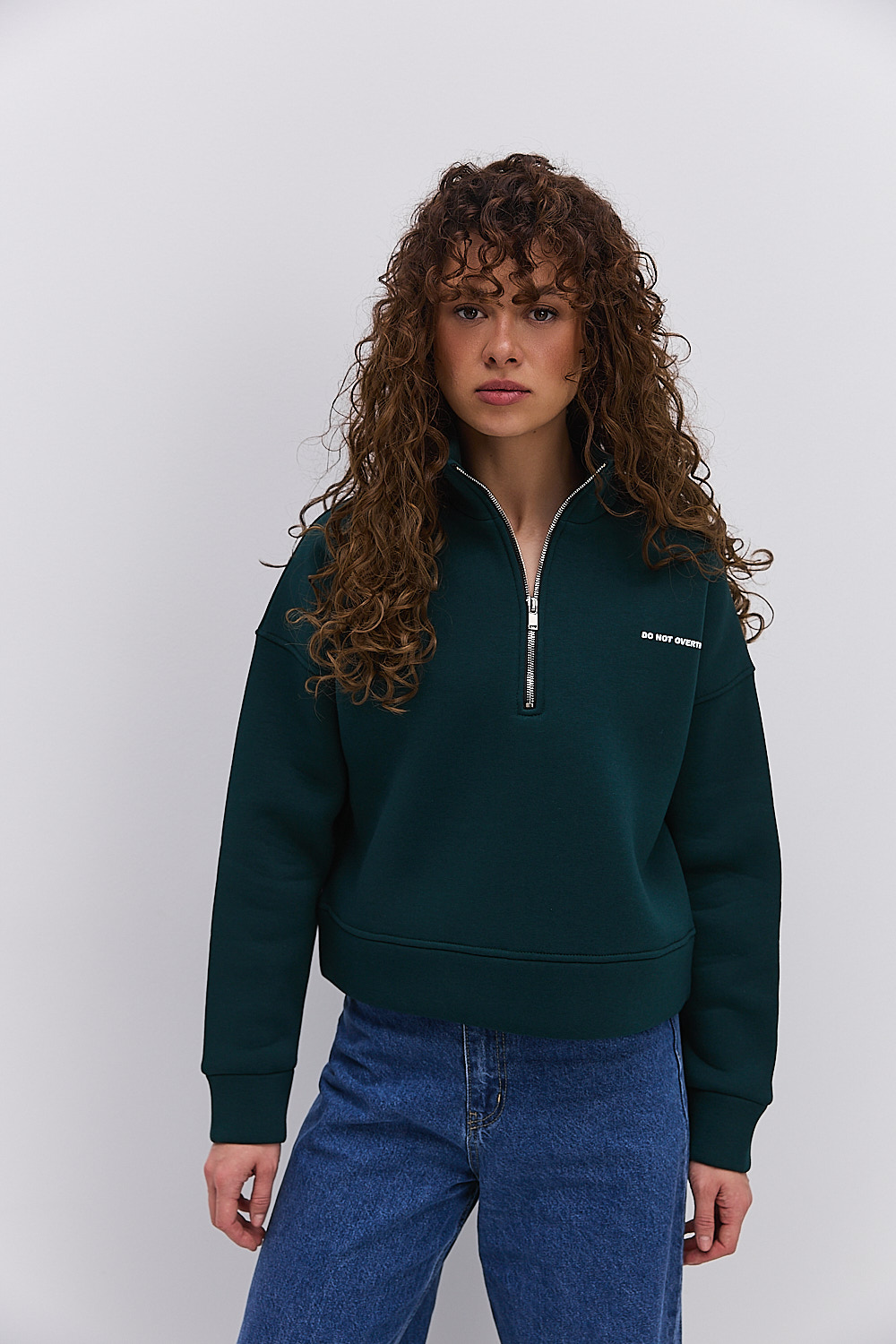 Жіночий утеплений з світшот з коміром на блискавці темно-зелений з принтом Do not overthink