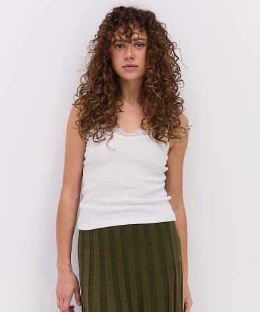 Жіноча майка з трикотажу в рубчик молочна з мереживом на декольте