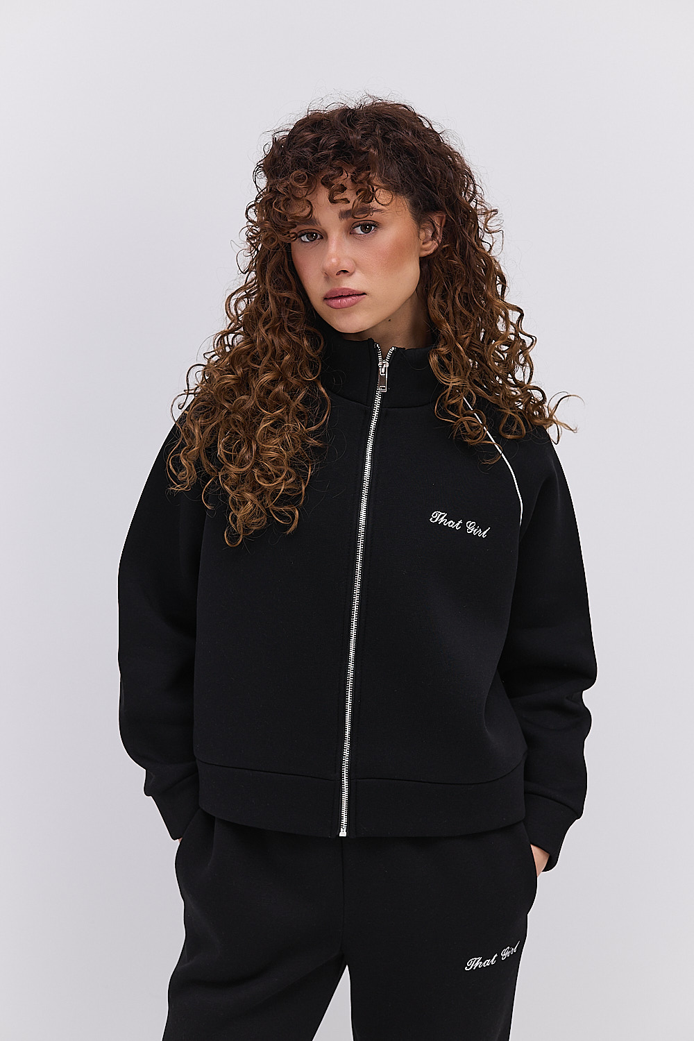 Жіночий спортивний костюм зимовий чорний з вишивкою That girl