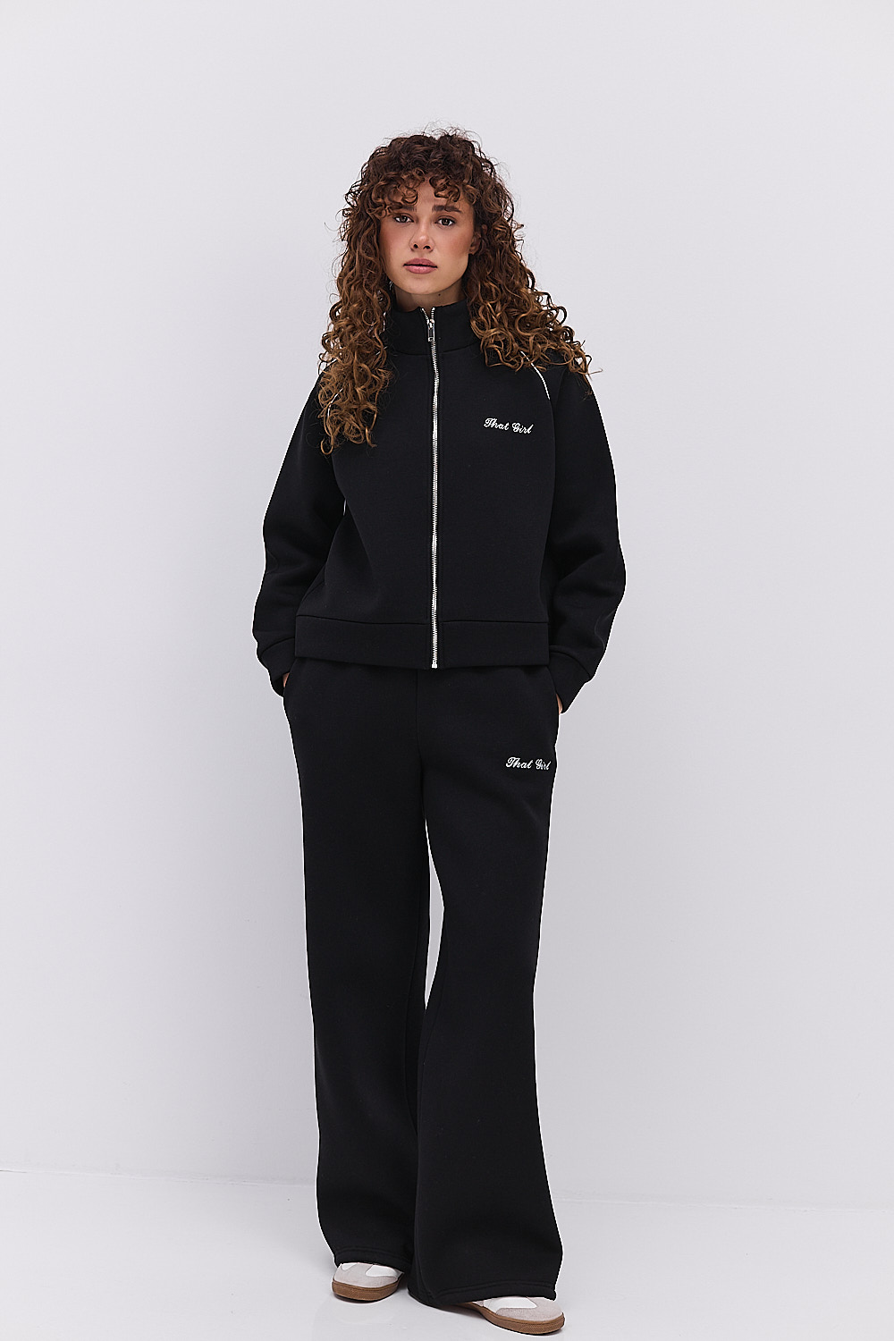 Жіночий спортивний костюм зимовий чорний з вишивкою That girl