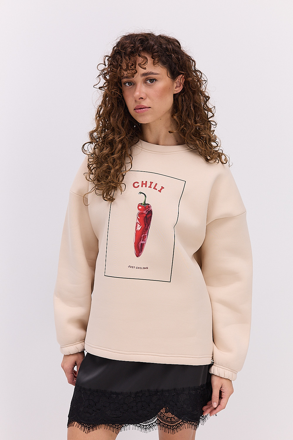 Жіночий утеплений світшот світло-бежевий з принтом CHILI