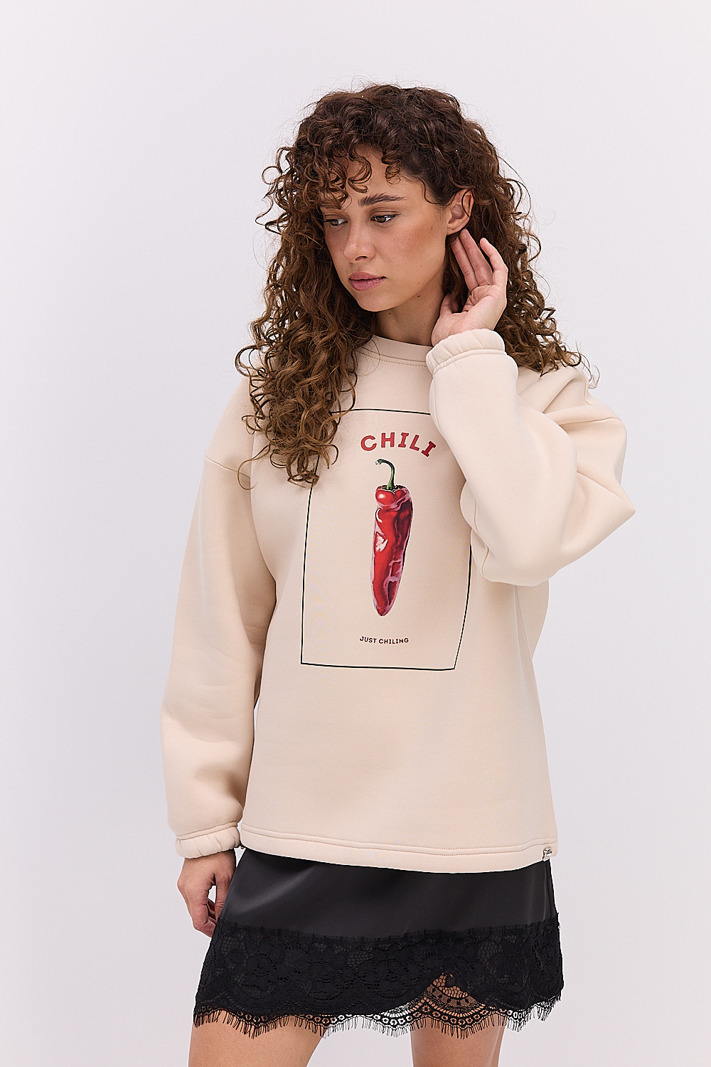 Жіночий утеплений світшот світло-бежевий з принтом CHILI