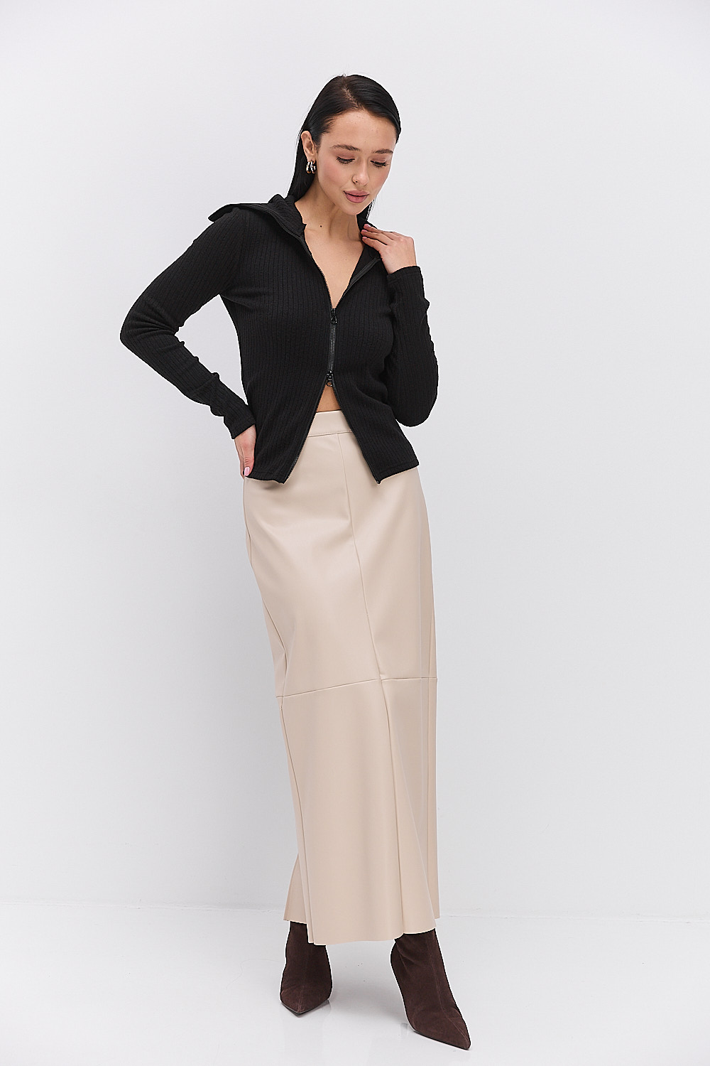 Жіноча трикотажна кофта на блискавці чорна з високим коміром