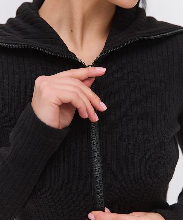 Жіноча трикотажна кофта на блискавці чорна з високим коміром