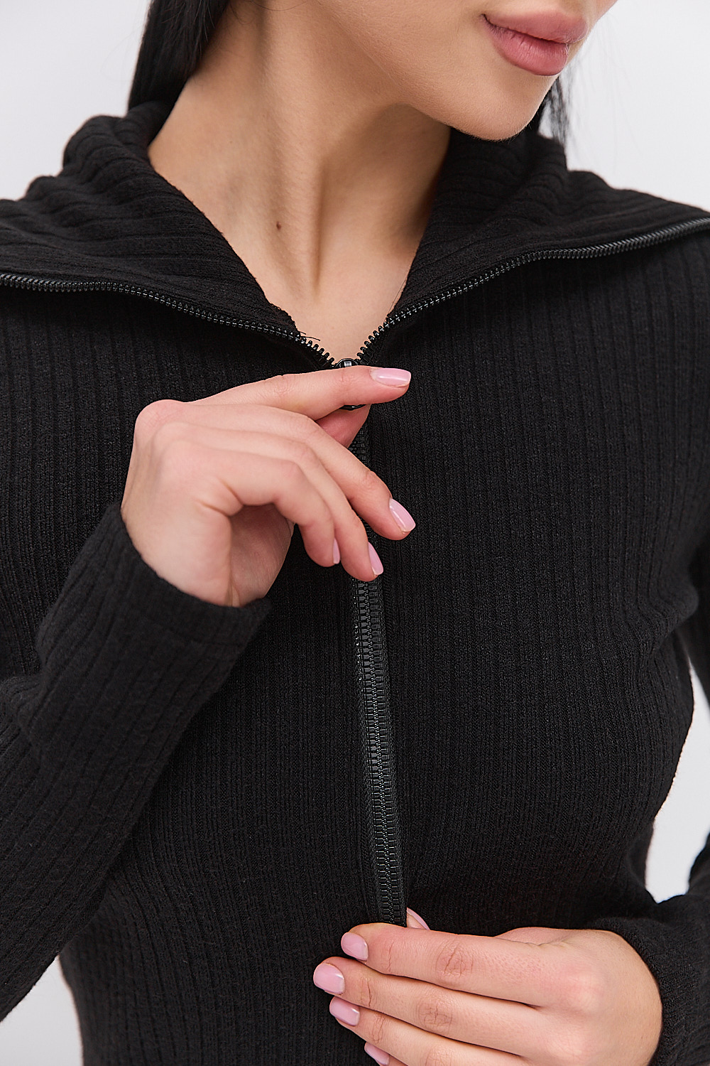 Жіноча трикотажна кофта на блискавці чорна з високим коміром