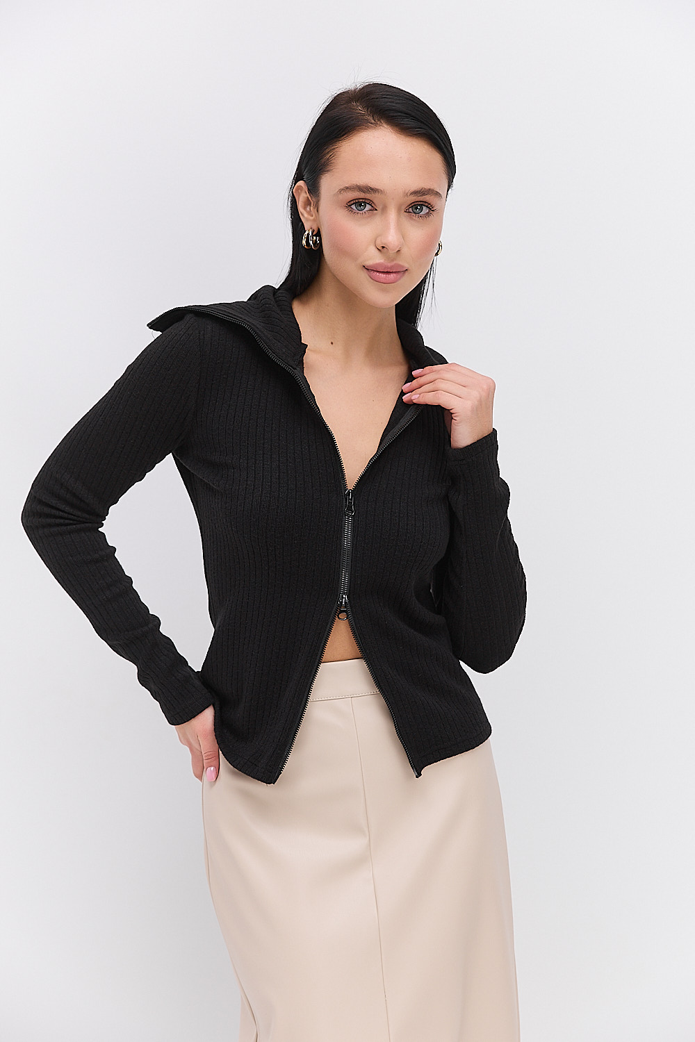 Жіноча трикотажна кофта на блискавці чорна з високим коміром