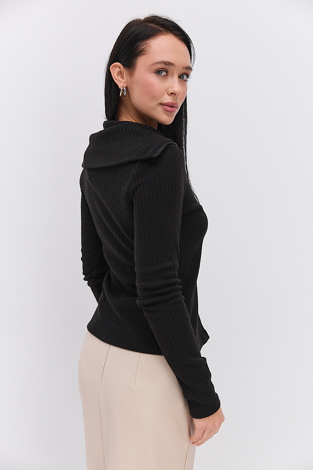 Жіноча трикотажна кофта на блискавці чорна з високим коміром