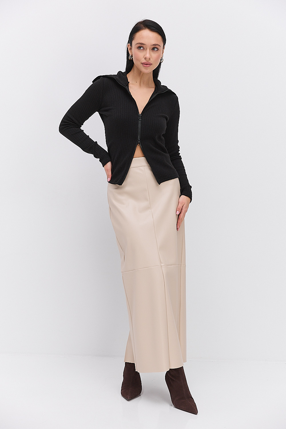 Жіноча трикотажна кофта на блискавці чорна з високим коміром