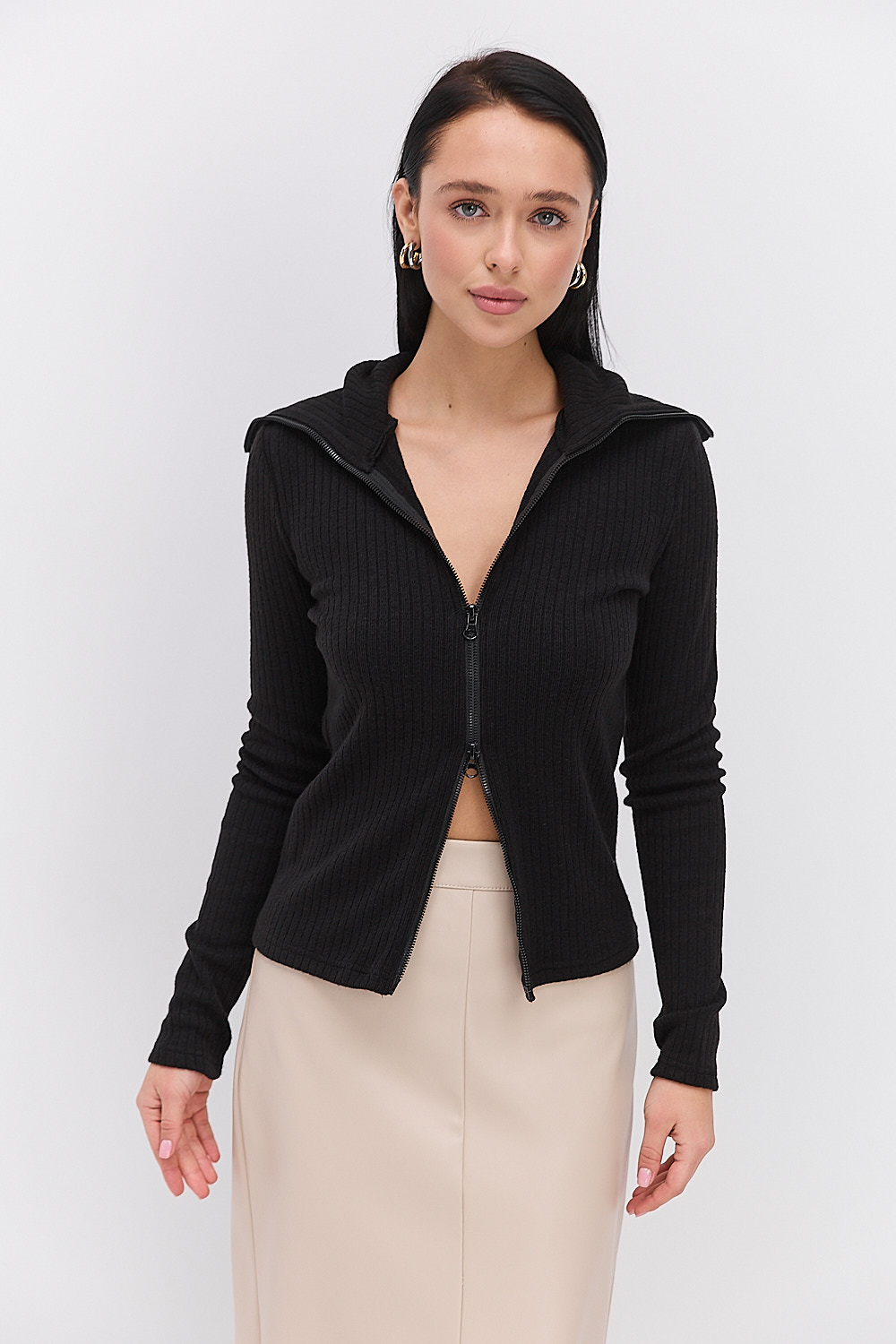 Жіноча трикотажна кофта на блискавці чорна з високим коміром
