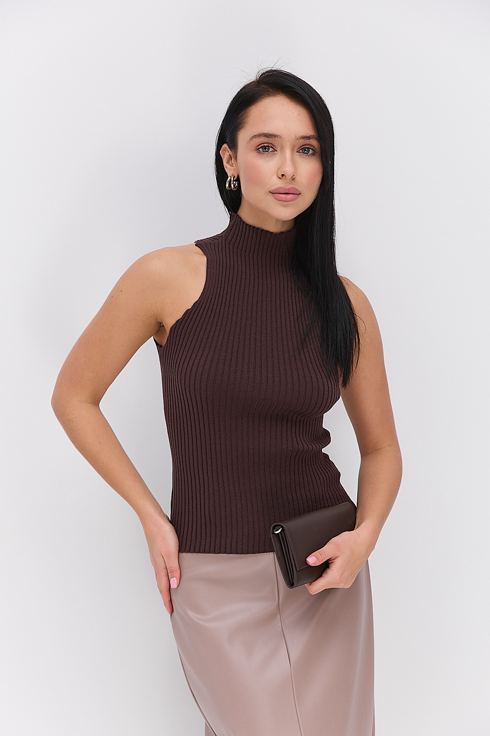 Жіночий в`язаний топ без рукавів коричневий