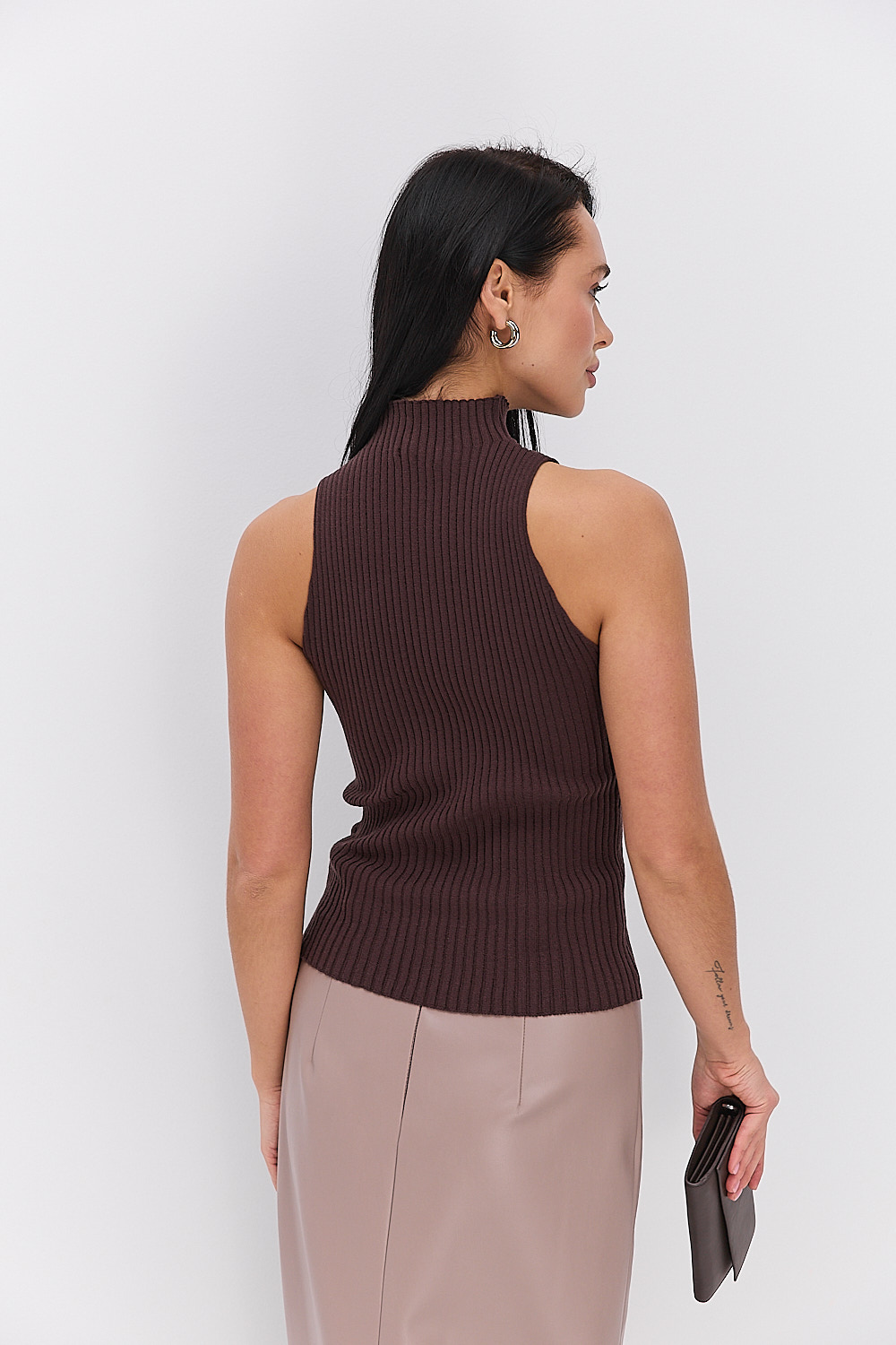 Жіночий в`язаний топ без рукавів коричневий