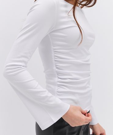 Жіночий лонгслів білий з драпіруванням і розкльошеними рукавами