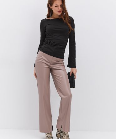 Жіночий лонгслів чорний з драпіруванням і розкльошеними рукавами