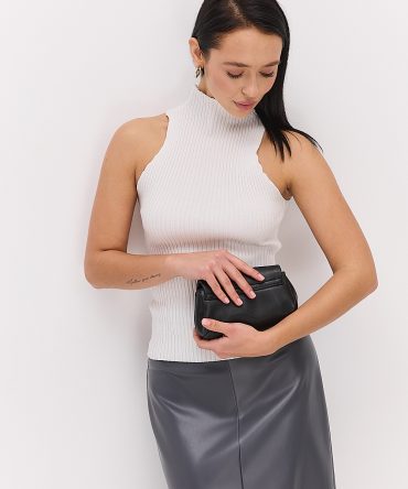 Жіночий в`язаний топ без рукавів молочний