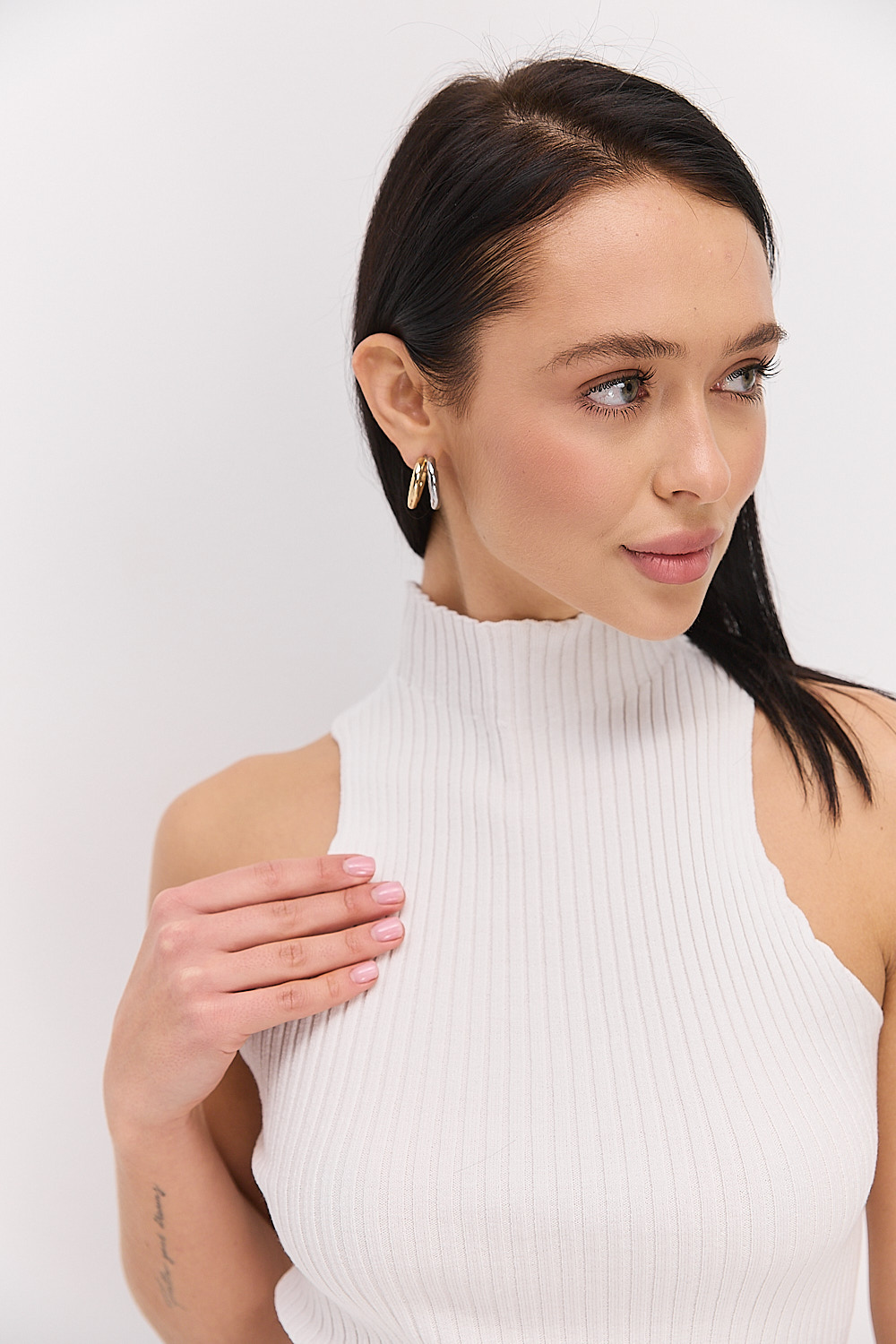 Жіночий в`язаний топ без рукавів молочний