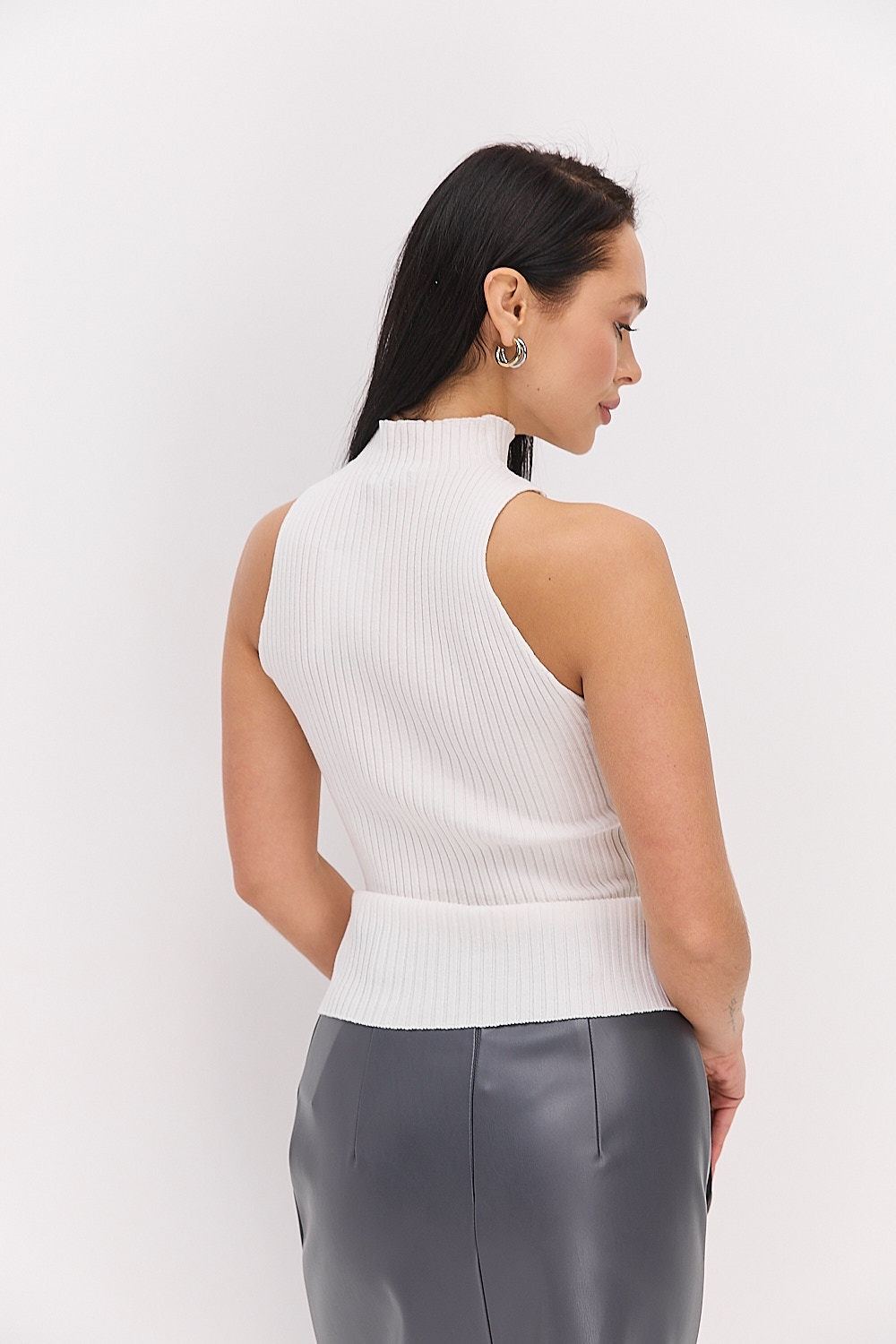 Жіночий в`язаний топ без рукавів молочний