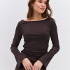 Жіночий лонгслів шоколадний з драпіруванням і розкльошеними рукавами