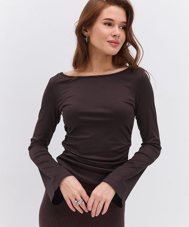 Жіночий лонгслів шоколадний з драпіруванням і розкльошеними рукавами