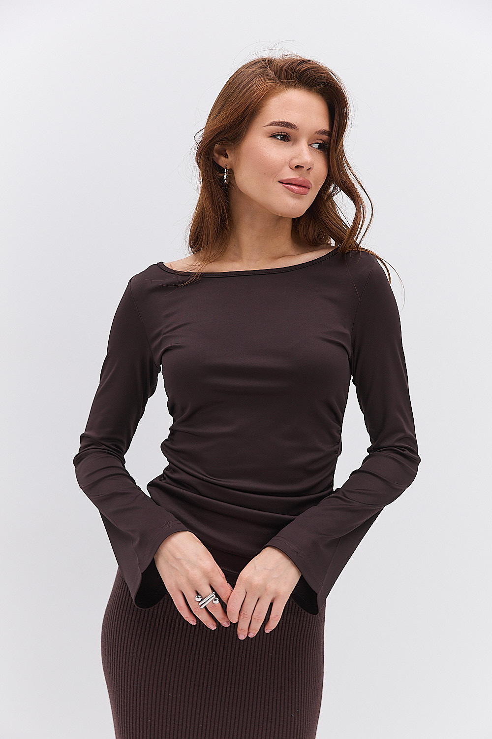 Жіночий лонгслів шоколадний з драпіруванням і розкльошеними рукавами