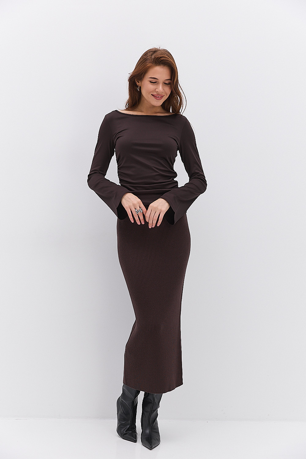 Жіночий лонгслів шоколадний з драпіруванням і розкльошеними рукавами