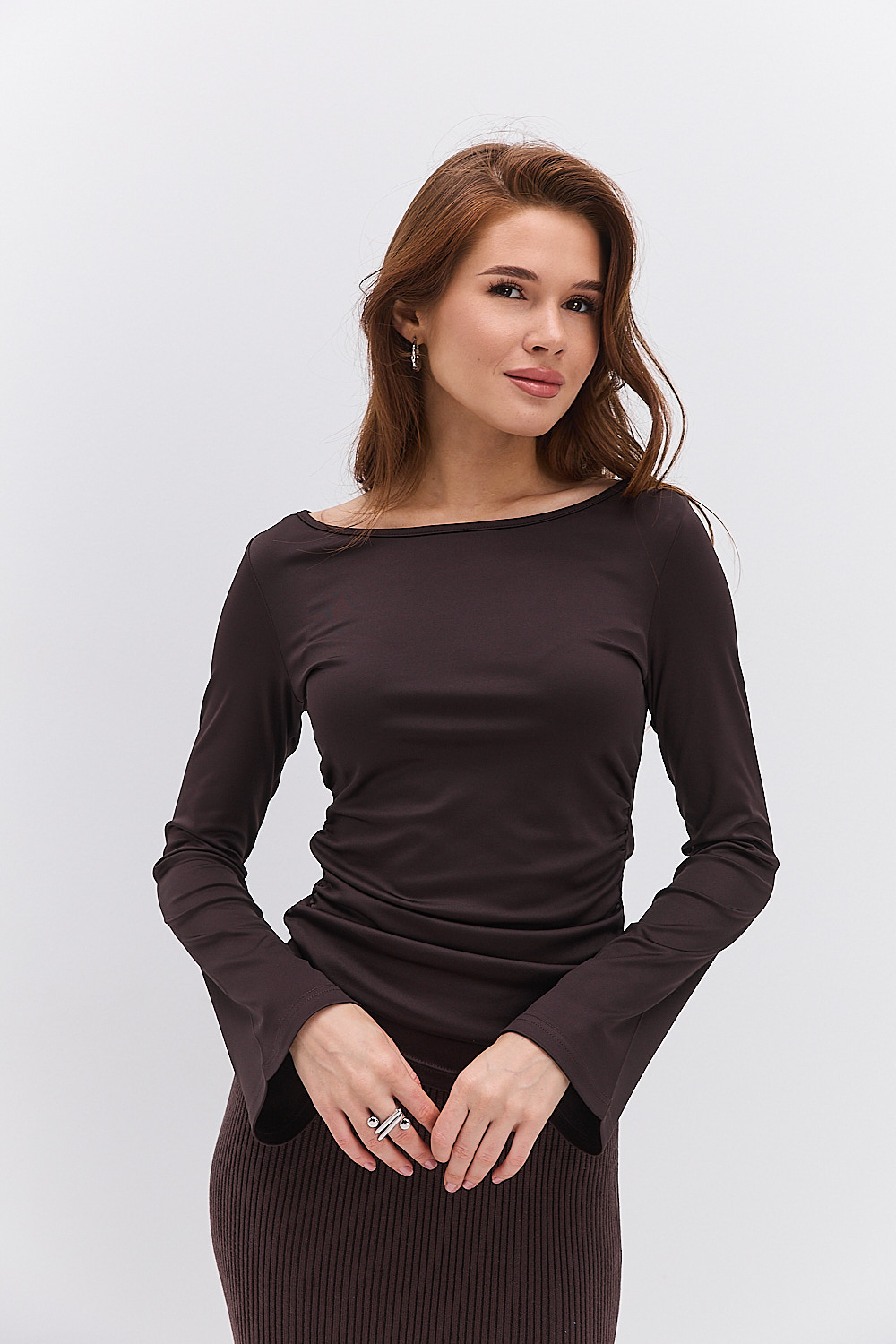 Жіночий лонгслів шоколадний з драпіруванням і розкльошеними рукавами