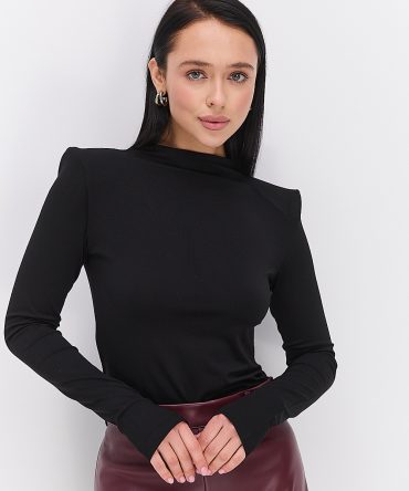 Жіночий лонгслів чорний з плечиками і вирізом для великого пальця