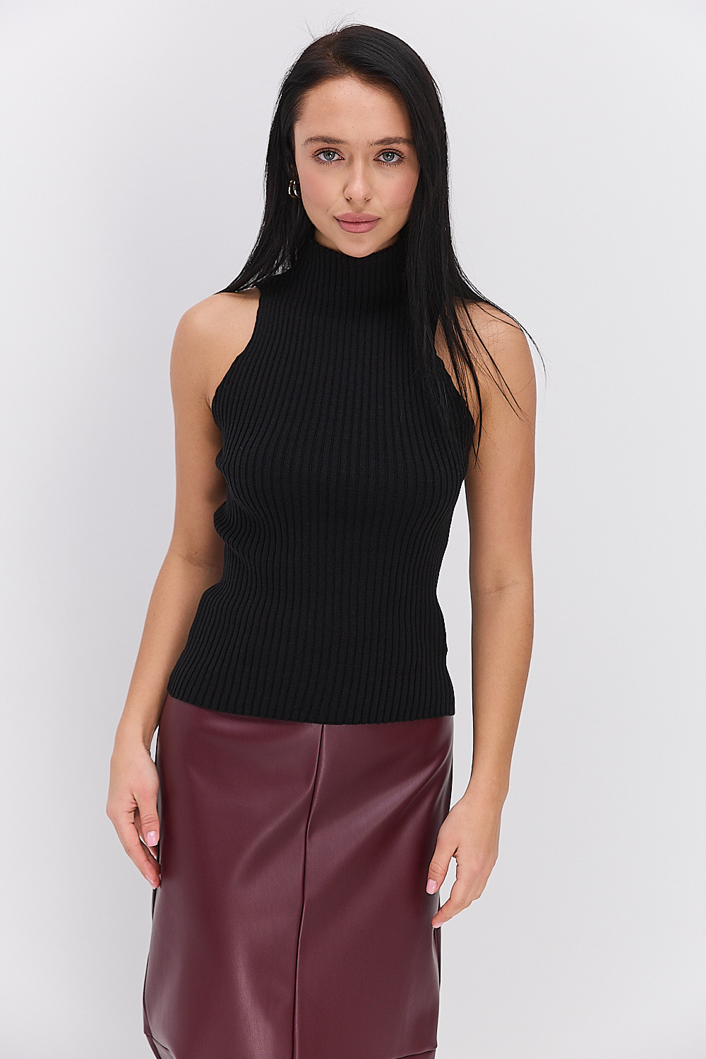 Жіночий в`язаний топ без рукавів чорний