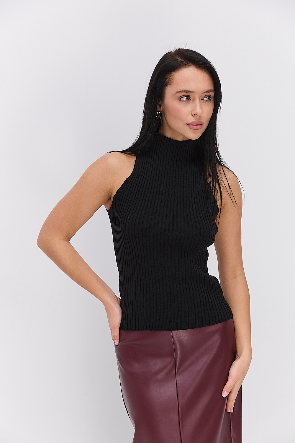 Жіночий в`язаний топ без рукавів чорний