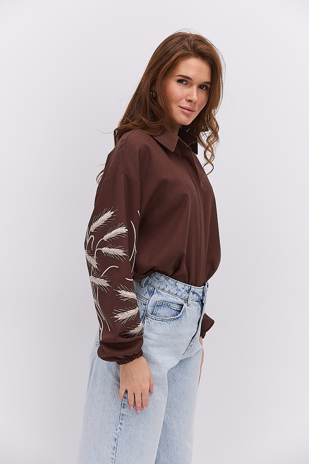 Жіноча сорочка-вишиванка шоколадна з бежевими колосками гладдю