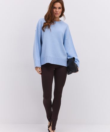 Жіночий в`язаний джемпер oversize блакитний з розрізами внизу