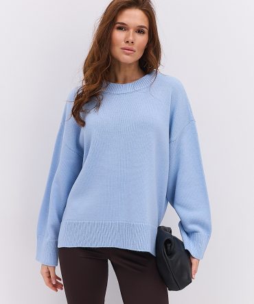 Жіночий в`язаний джемпер oversize блакитний з розрізами внизу