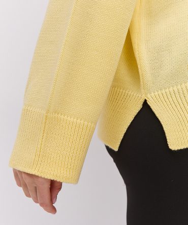 Жіночий в`язаний джемпер oversize лимонний з розрізами внизу