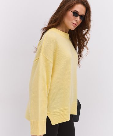 Жіночий в`язаний джемпер oversize лимонний з розрізами внизу