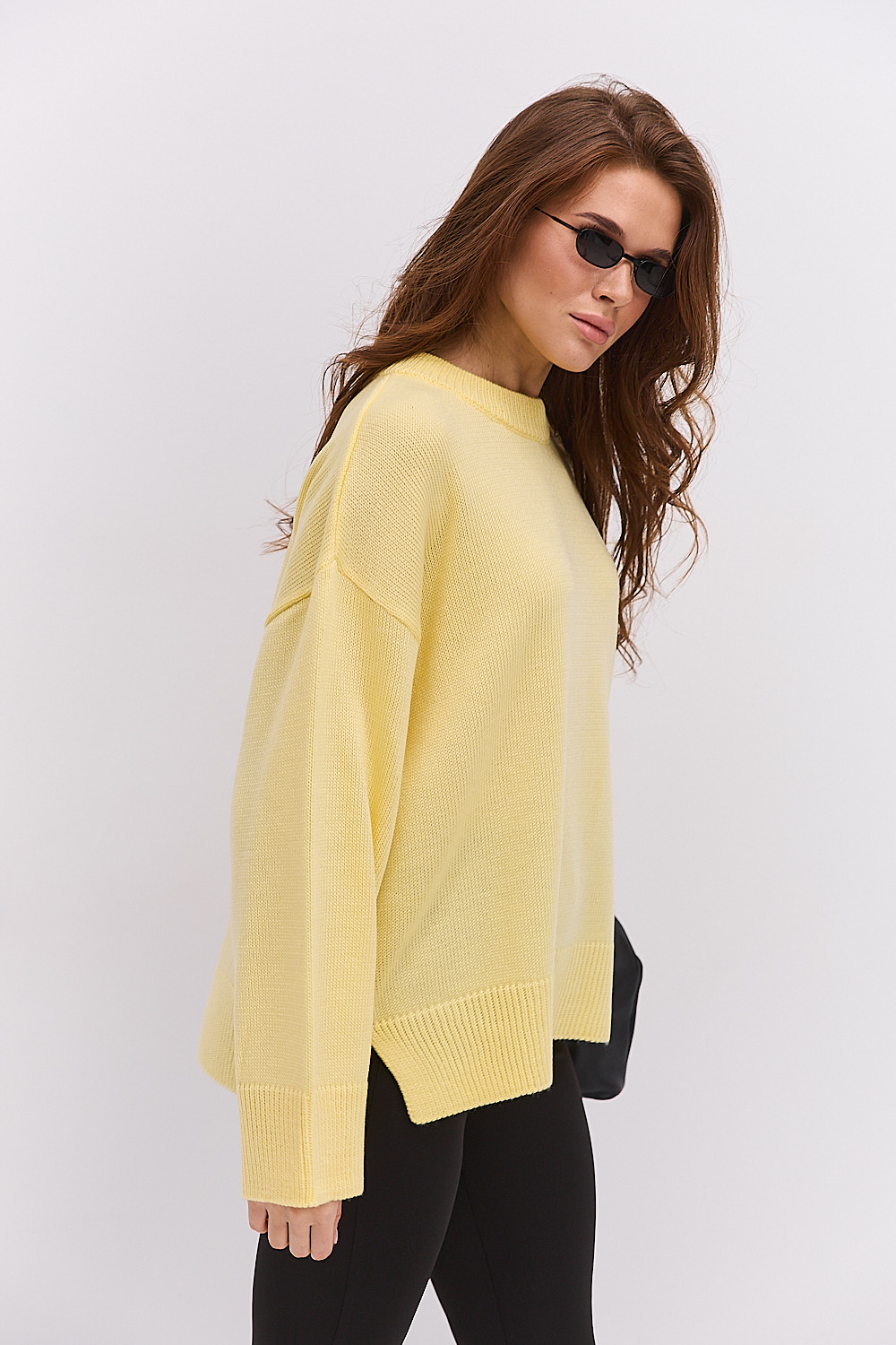 Жіночий в`язаний джемпер oversize лимонний з розрізами внизу