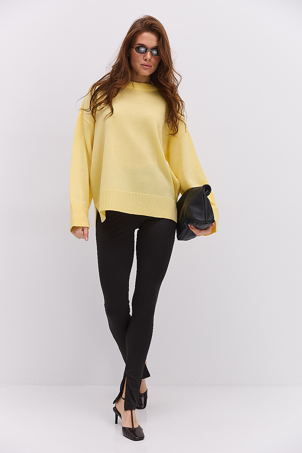 Жіночий в`язаний джемпер oversize лимонний з розрізами внизу