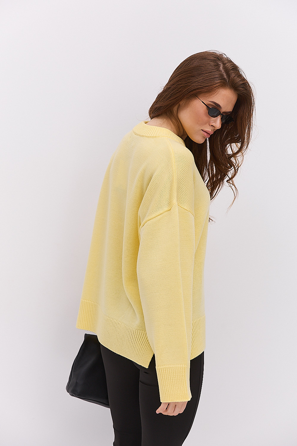 Жіночий в`язаний джемпер oversize лимонний з розрізами внизу