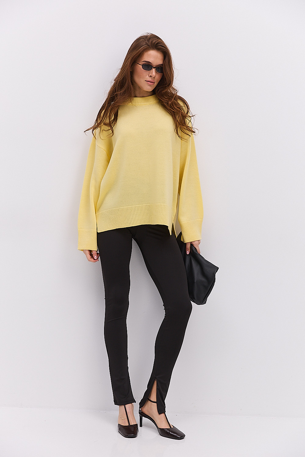 Жіночий в`язаний джемпер oversize лимонний з розрізами внизу