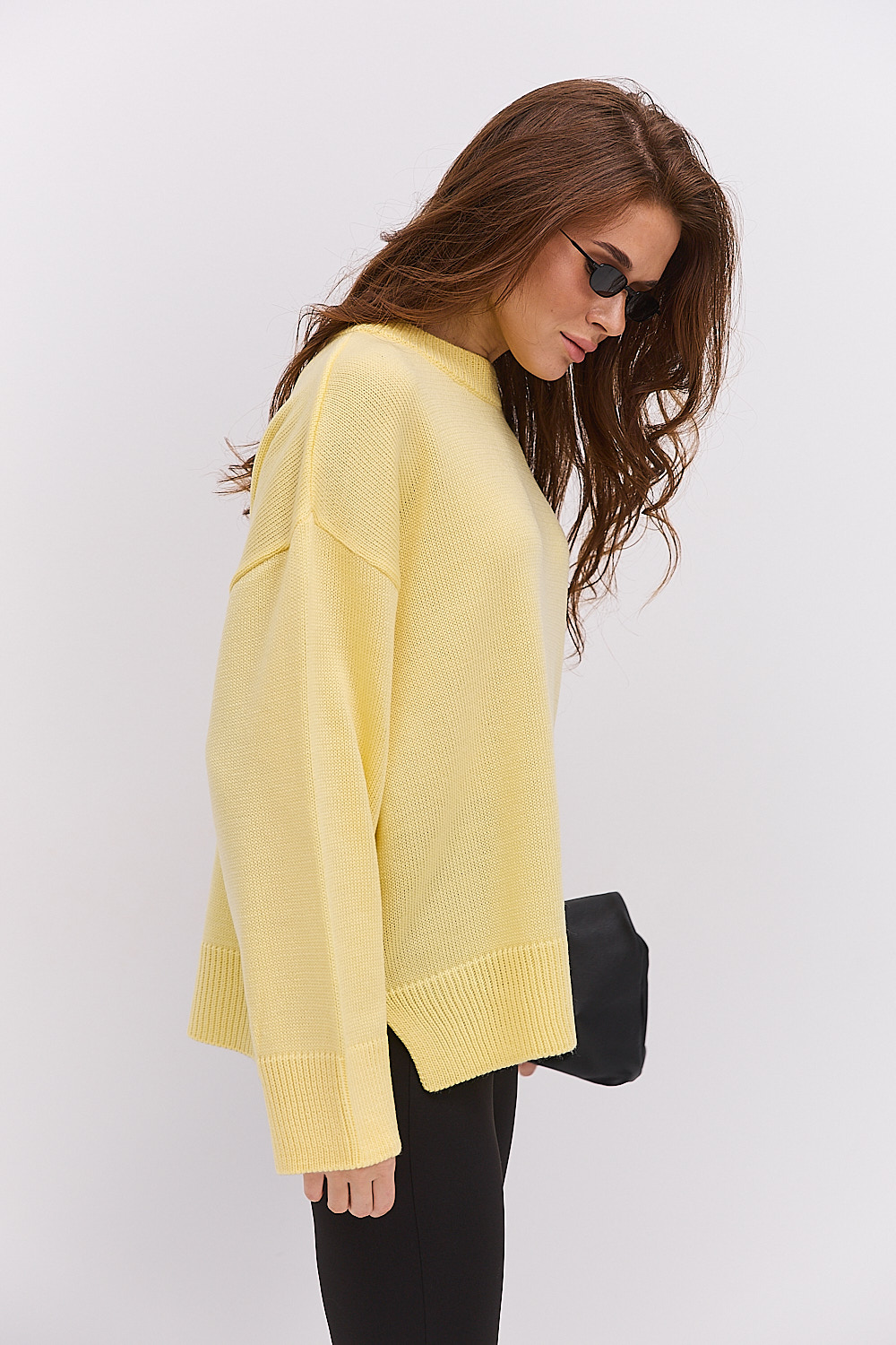 Жіночий в`язаний джемпер oversize лимонний з розрізами внизу