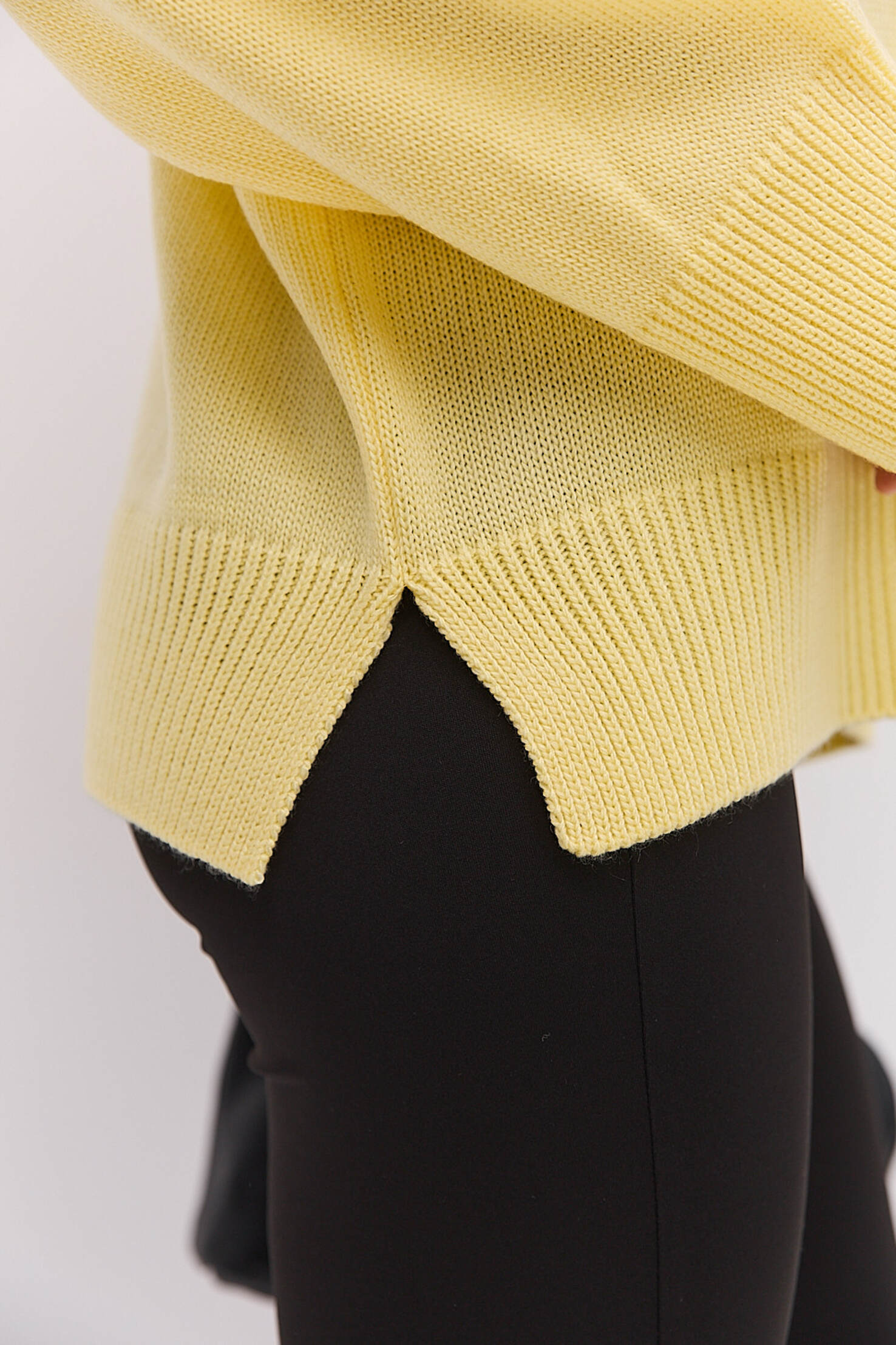 Жіночий в`язаний джемпер oversize лимонний з розрізами внизу