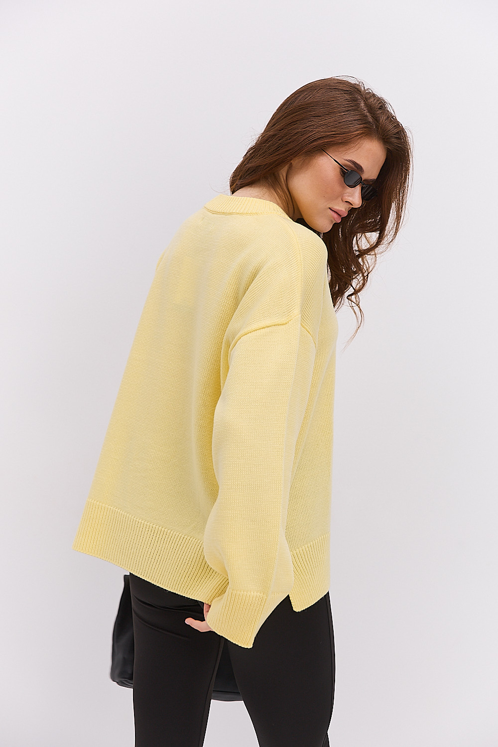 Жіночий в`язаний джемпер oversize лимонний з розрізами внизу