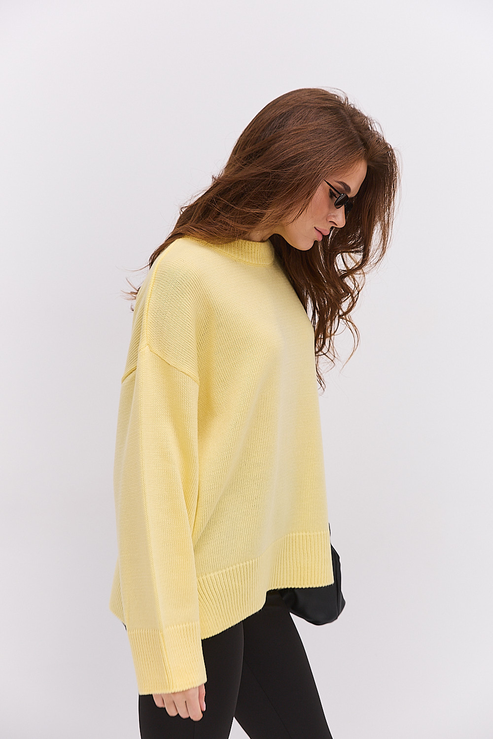 Жіночий в`язаний джемпер oversize лимонний з розрізами внизу