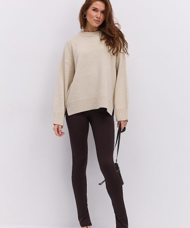 Жіночий в`язаний джемпер oversize світло-бежевий з розрізами внизу