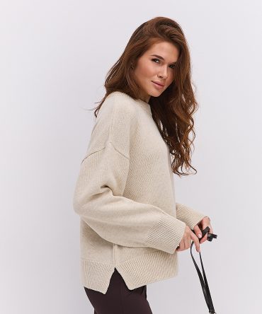 Жіночий в`язаний джемпер oversize світло-бежевий з розрізами внизу